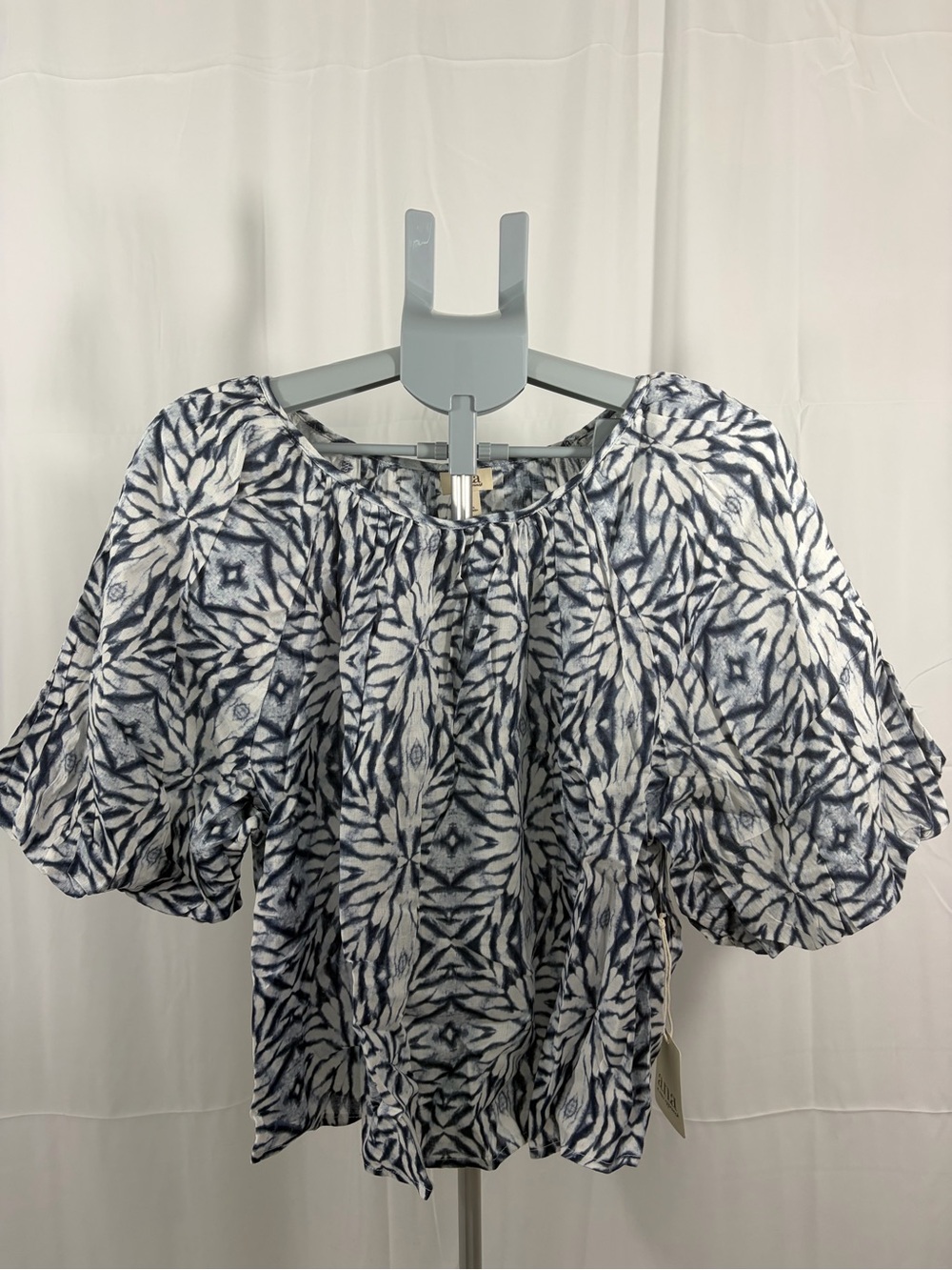 NWT A.N.A. Women's Size XXL Blue and White Patterned Puff-Sleeve Blouse